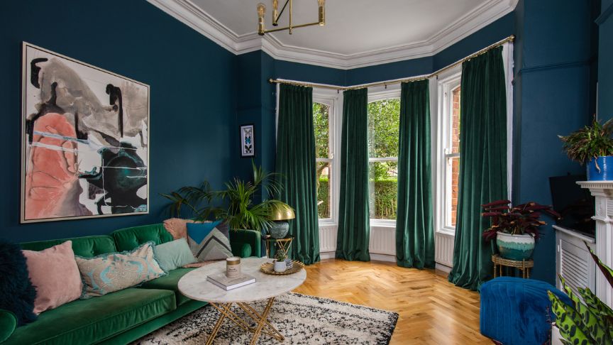 What colour blinds and curtains go with navy walls?